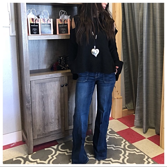 ✨LAST ONE✨PARIS✨Bell sleeves cold shoulder sweater - Picture 3 of 8